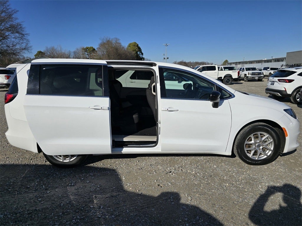 2024 Chrysler Voyager LX