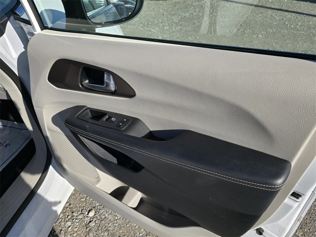 2024 Chrysler Voyager LX