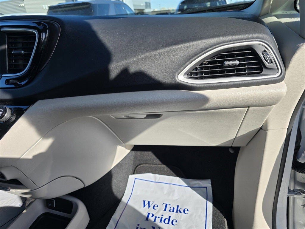 2024 Chrysler Voyager LX