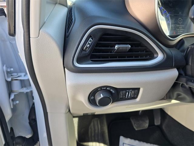 2024 Chrysler Voyager LX