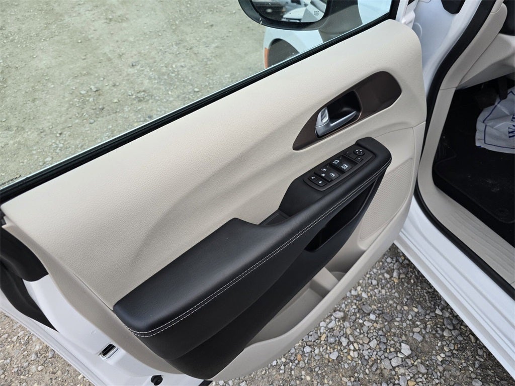 2024 Chrysler Voyager LX